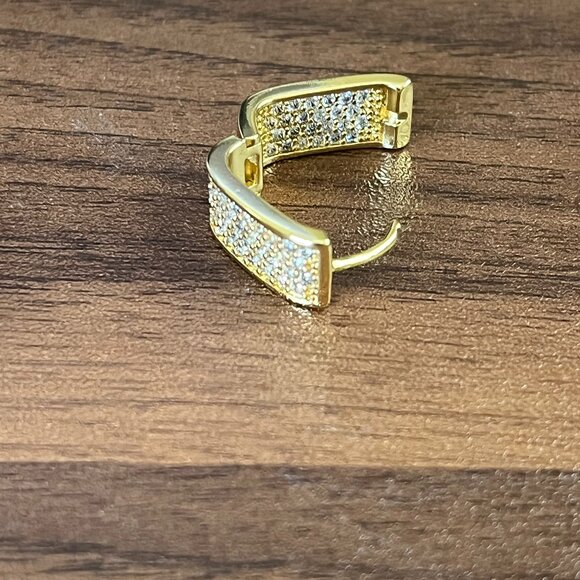 ** Gorgeous 18k Gold Plated CZ Hoop Earrings - Perfect for daily wear - Picture 3 of 7